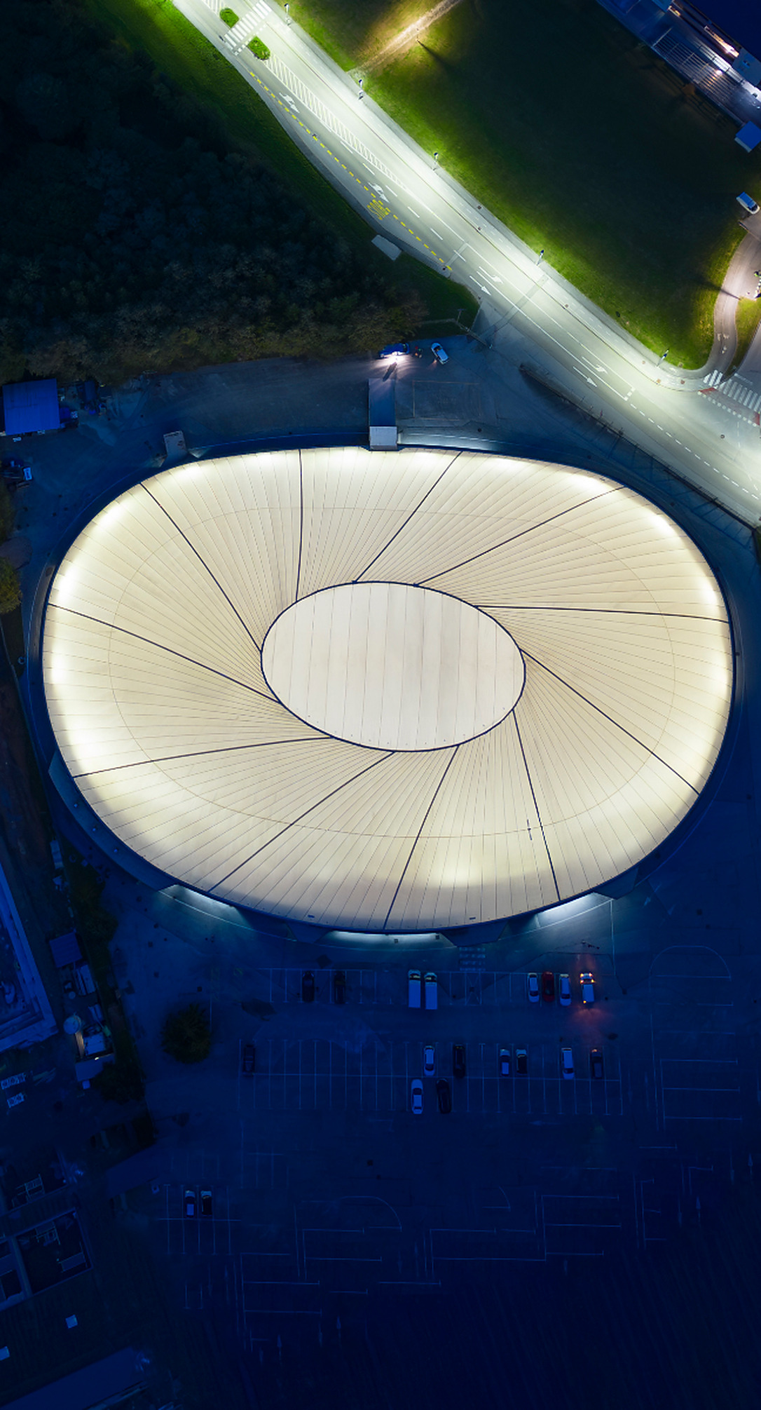 Beleuchtete DUOL Traglufthalle bei Nacht