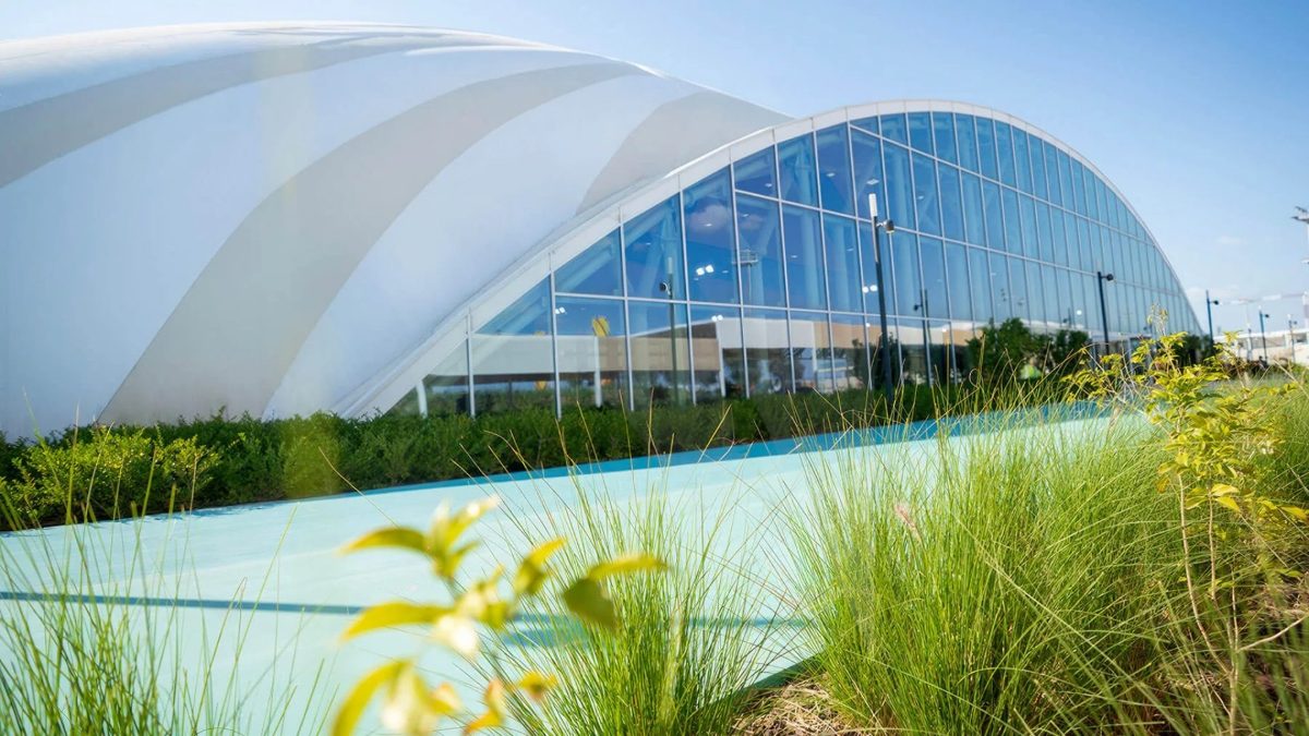 Beachvolleyball unter einer Traglufthalle
