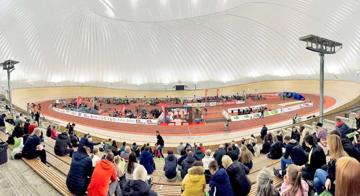 Velodrom unter einer Traglufthalle